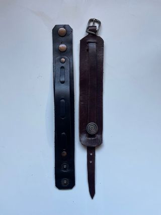 Pulsera con dijes plateados