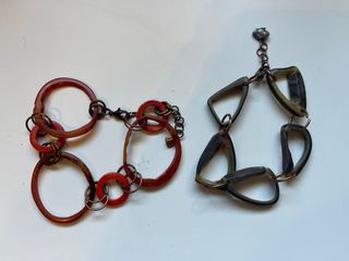 Pulsera con dijes plateados