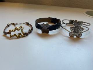 Pulsera con dijes plateados