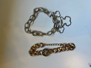 Pulsera con dijes plateados
