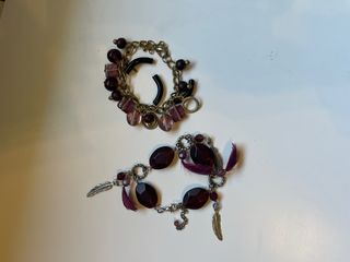 Pulsera con dijes plateados