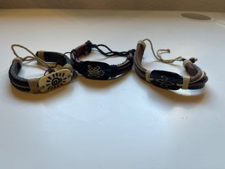 Pulsera con dijes plateados