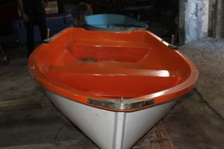 Bote de fibra naranja y blanco