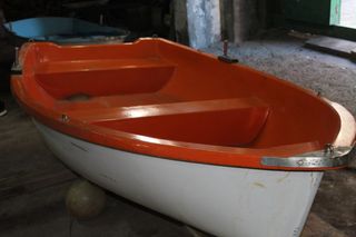 Bote de fibra naranja y blanco