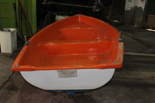 Bote de fibra naranja y blanco