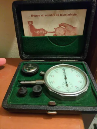 Tachimetro analogico meccanico portatile svizzero.