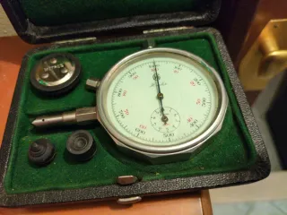 Tachimetro analogico meccanico portatile svizzero.