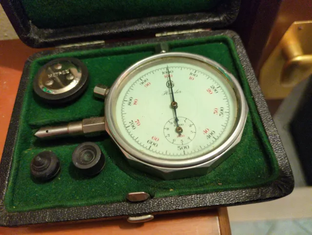Tachimetro analogico meccanico portatile svizzero.