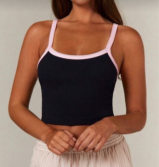 Top negro con ribete rosa