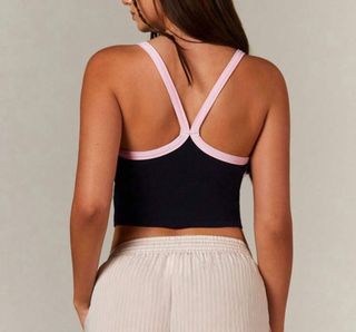 Top negro con ribete rosa