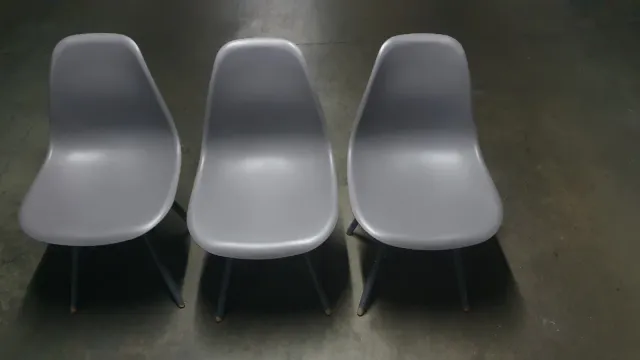 3 Sillas asiento fibra patas madera
