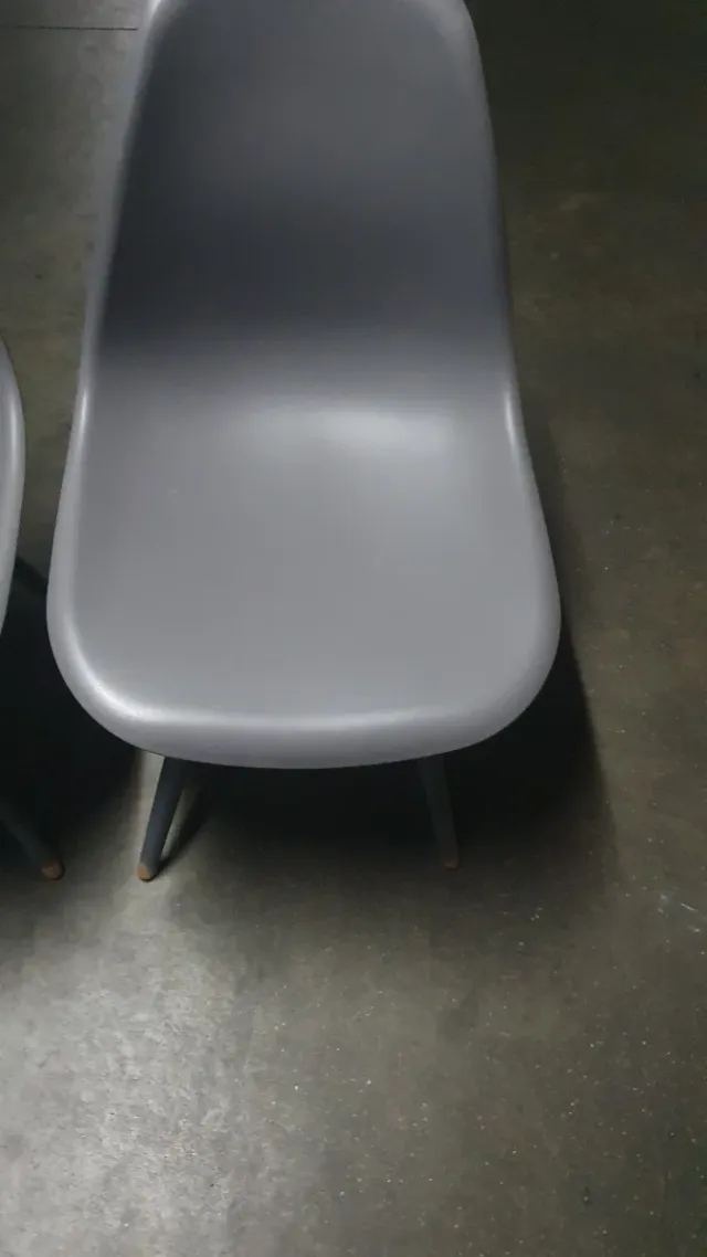 3 Sillas asiento fibra patas madera