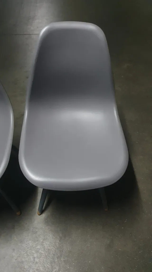 3 Sillas asiento fibra patas madera