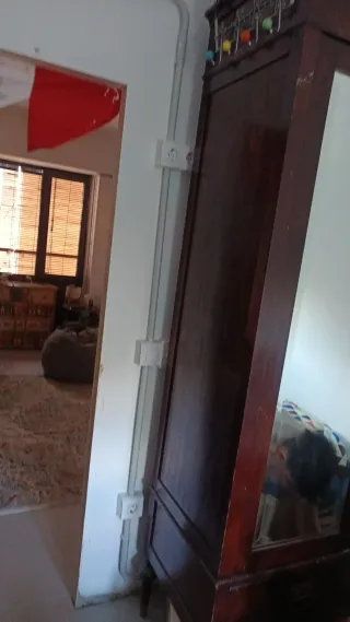 Armario antiguo de madera con espejos