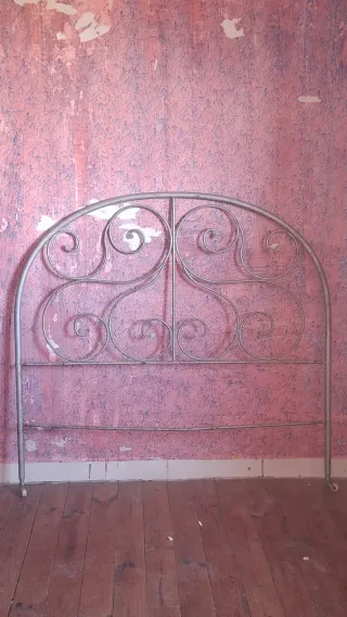 Cabecero de cama de metal plateado