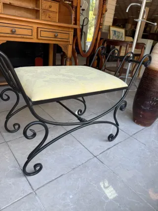 Sgabello nudo in ferro battuto e tessuto