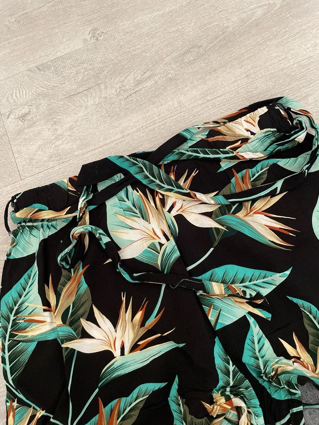 Shorts estampado tropical