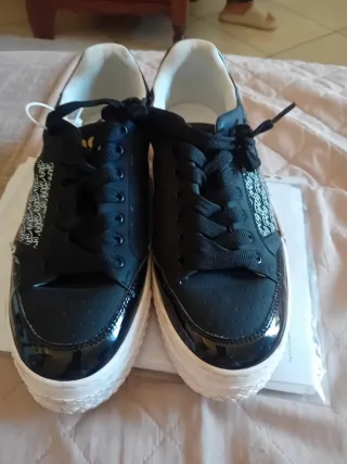 Scarpe da uomo nere e bianche