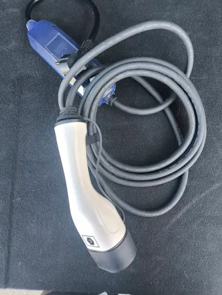 Cargador de coche eléctrico nuevo