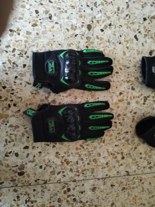 Guantes de moto negros y verdes