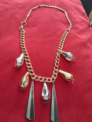 Collar dorado y plateado con colgantes