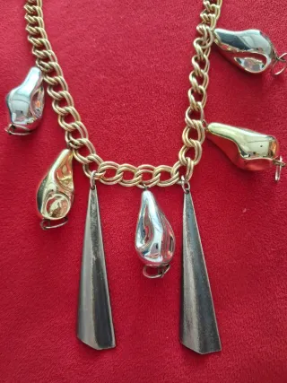 Collar dorado y plateado con colgantes