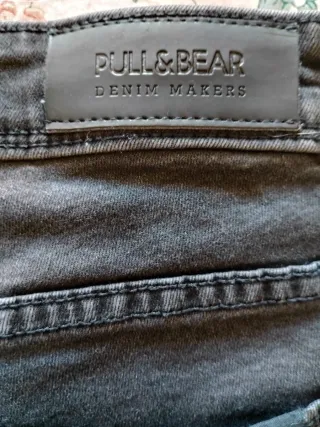 Pantalón vaquero negro de Pull and Bear Talla 40