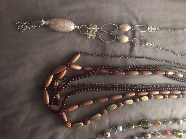 Collares bisutería varios colores
todos (1O)