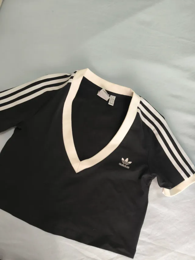 Crop top Adidas negro y blanco