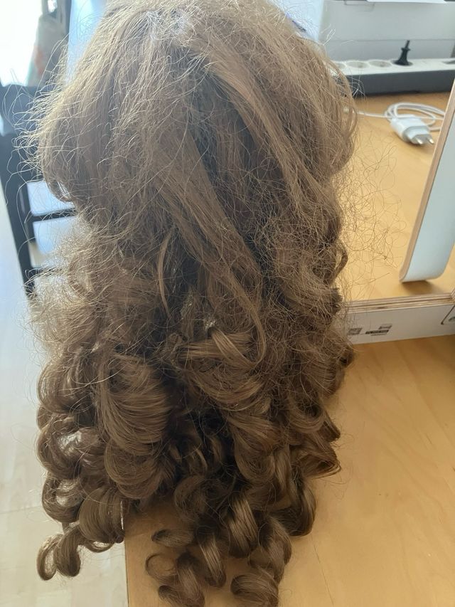 Peluca castaña larga rizada