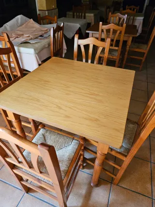6 mesas de madera y 20 sillas