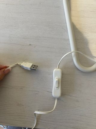 Lámpara LED de escritorio plateada y blanca