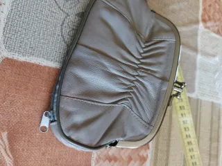 Borsello grigio con zip e chiusura a scatto