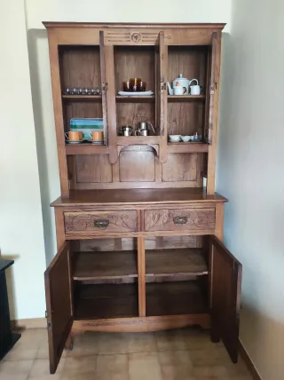 Alacena de madera clásica con vitrina. 