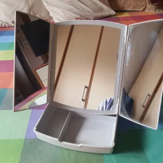 Specchio trucco pieghevole con luci e contenitore