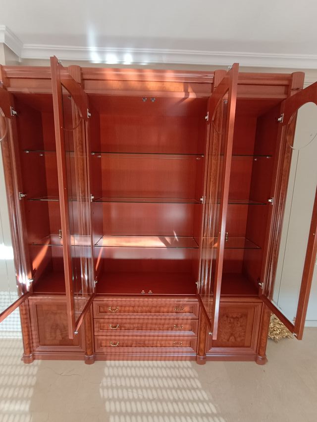 Mueble vitrina grande de madera y cristal