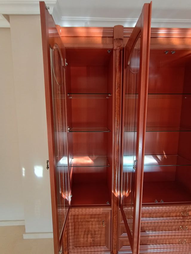 Mueble vitrina grande de madera y cristal