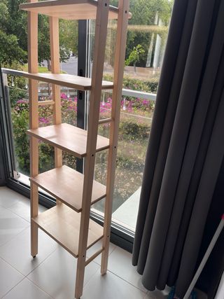 Estantería de madera clara