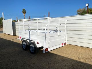 Remolque de carga blanco