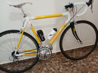 Bicicleta de carretera Cannondale amarilla