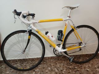 Bicicleta de carretera Cannondale amarilla