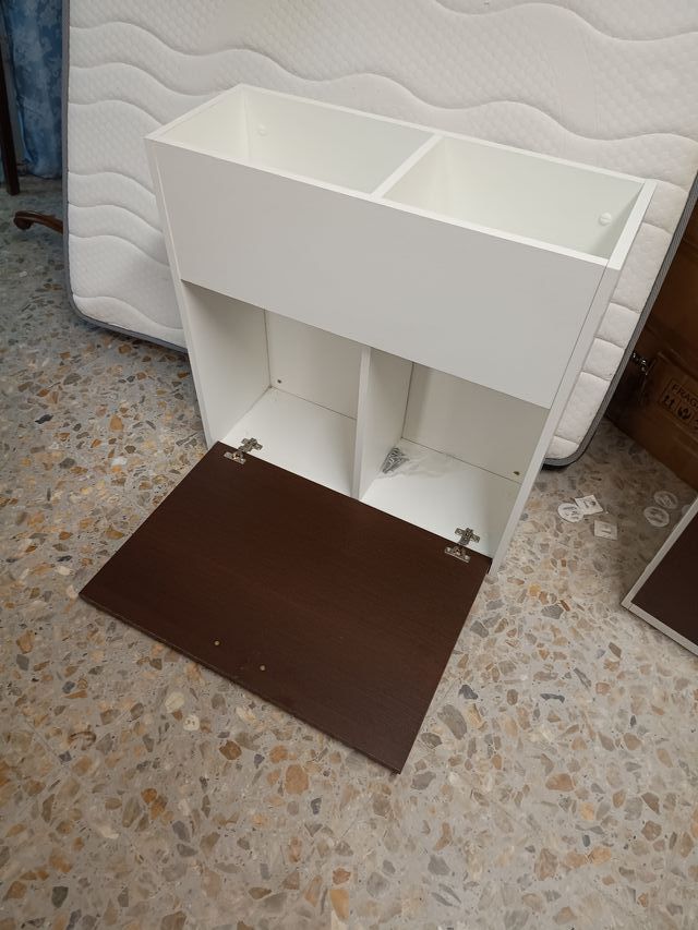 Mueble blanco y marrón para colgar