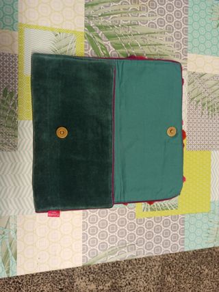 Bolso verde con flores bordadas y pompones
