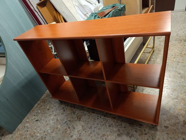 Estantería de madera con ruedas