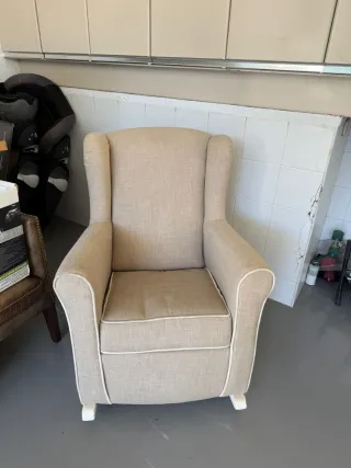 Sillón mecedora orejero beige