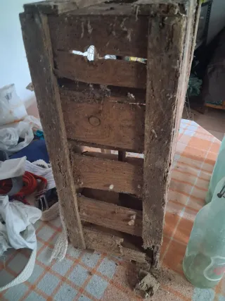 Caja antigua de madera con botellas de cristal