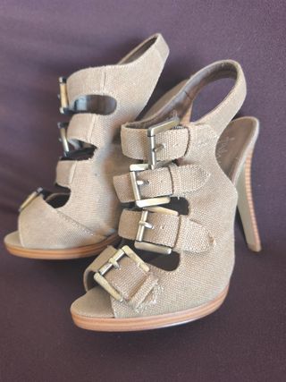 Zapatos de tacón verde militar. T.36.