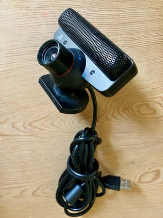 Consola PS3 con 5 mandos, cámara y guitarra
