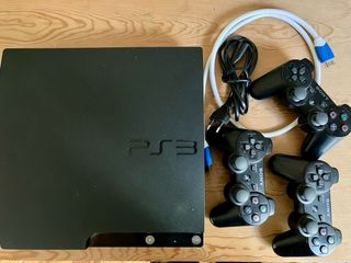 Consola PS3 con 5 mandos, cámara y guitarra