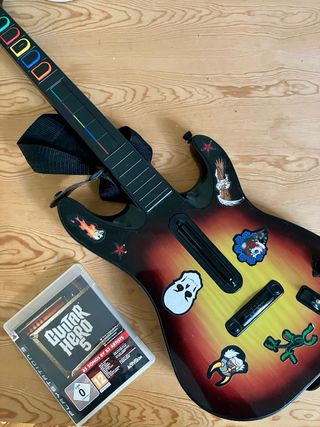 Consola PS3 con 5 mandos, cámara y guitarra